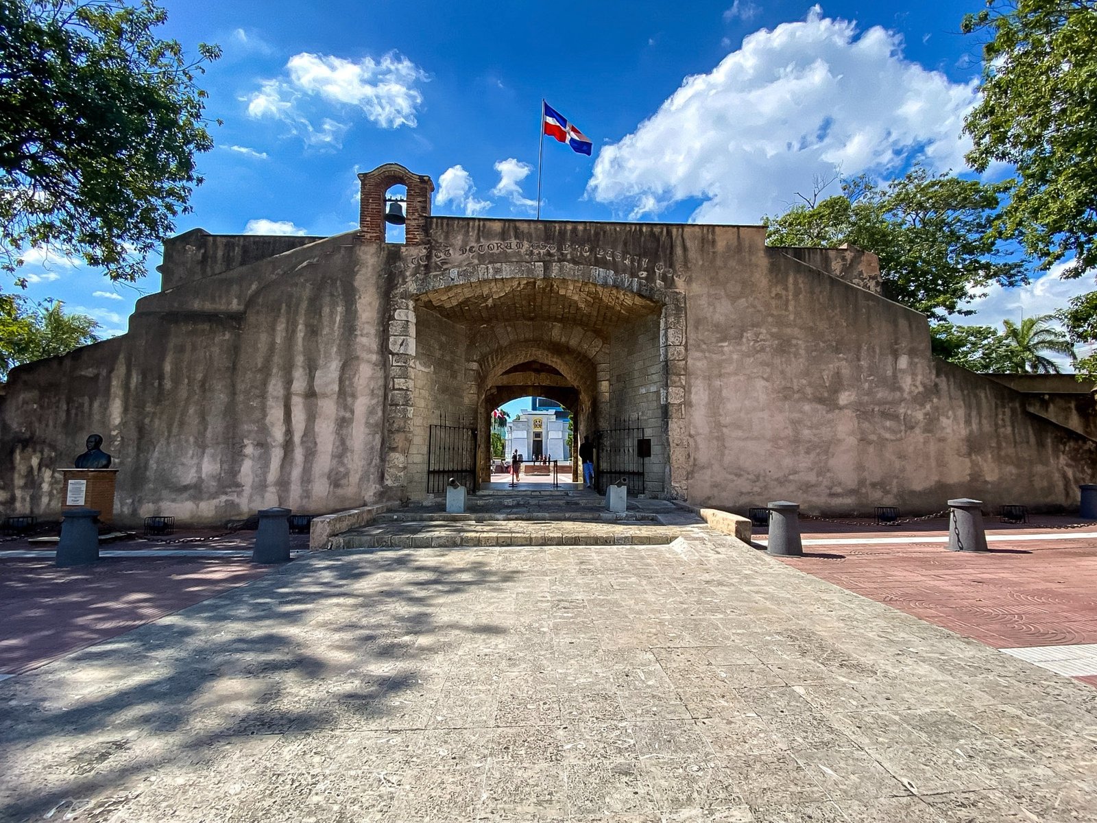 Puerta del Conde beneath the Dominican flag.