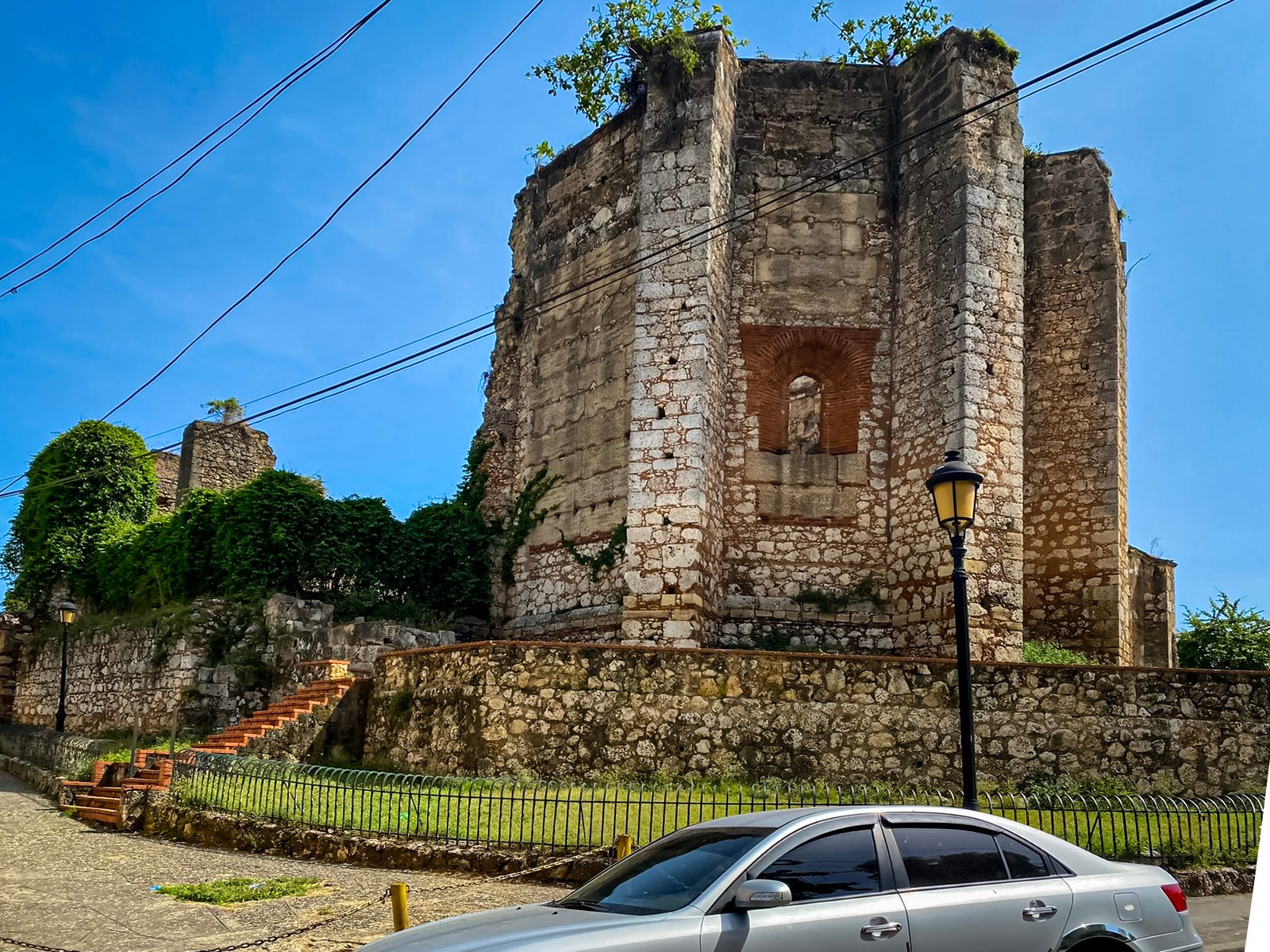 San Francisco ruins with streetlamp and vegetation.